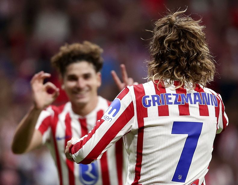 Antoine Griezmann llegó a los 200 goles con el Aleti. Julián Álvarez, detrás, también anotó.