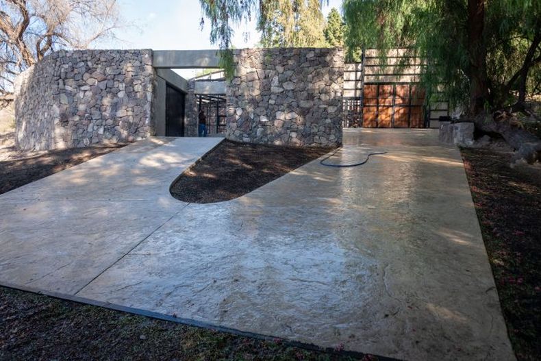 El espacio cuenta con un amplio patio central al aire libre que estimula el ejercicio físico y el comportamiento exploratorio