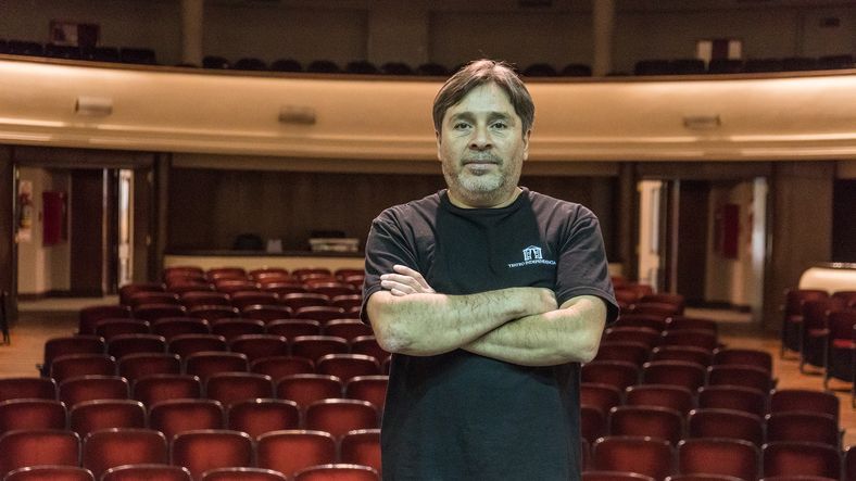 Dawer Cortez, el hombre que hace vivir al Teatro Independencia.