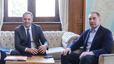 Los dos funcionarios ganan terreno en el gabinete. Los dos funcionarios ganan terreno en el gabinete.