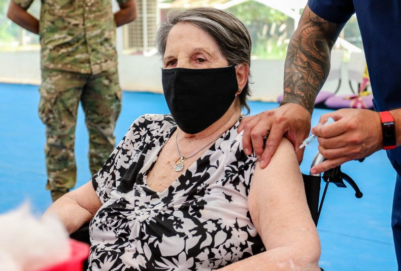 Vacunación, covid 19 , covid 19 mendoza, vacunacion, adultos mayores, mayores de 70, coronavirus, campaña de vacunacion, abuelos, abuelo, vacuna