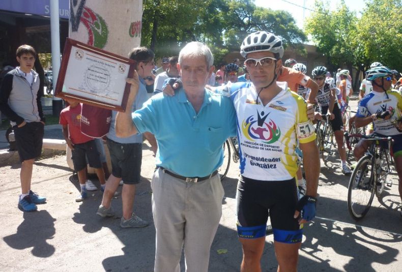 14  28va.Vuelta Ciclistica San Rafael- José Troyano hijo, le entregó una plaqueta a su padre José Felipe Troyano--- Sabado 15-03-14