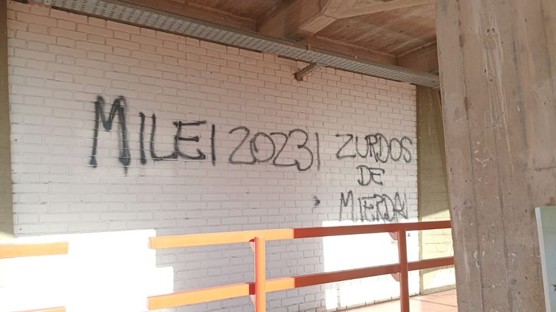 La Facultad de Ciencias Políticas y Sociales de la Universidad Nacional de Cuyo inició el día con pintadas a favor del candidato presidencial Javier Milei
