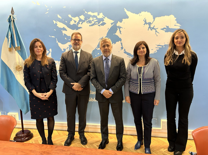 El gobernador Alfredo Cornejo está en Madrid y mantiene encuentros con diferentes representantes. Estará presente en la FITUR 2024.