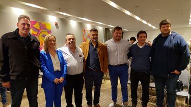 Mauricio Juan (dirigente), Fernanda Martín (arquitecta), Carlos Quiroga (vocal), Ricardo Martín (Ingeniero), Carlos Delú (Contador), Hugo Quiroga (presidente) y Matias Rodríguez (contador).