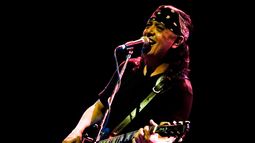 Roberto Fiat celebra 50 años de rock