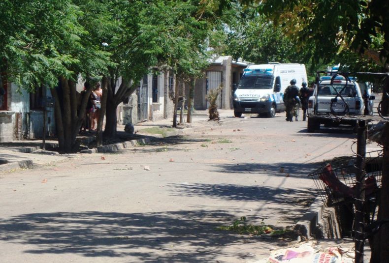 El muchacho asesinado llegó sin vida al Hospital Ramón Carrillo.&nbsp;