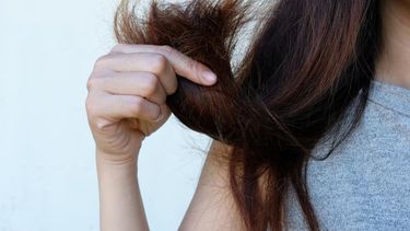 Ni la planchita ni el secador: este es el hábito común que más arruina tu pelo