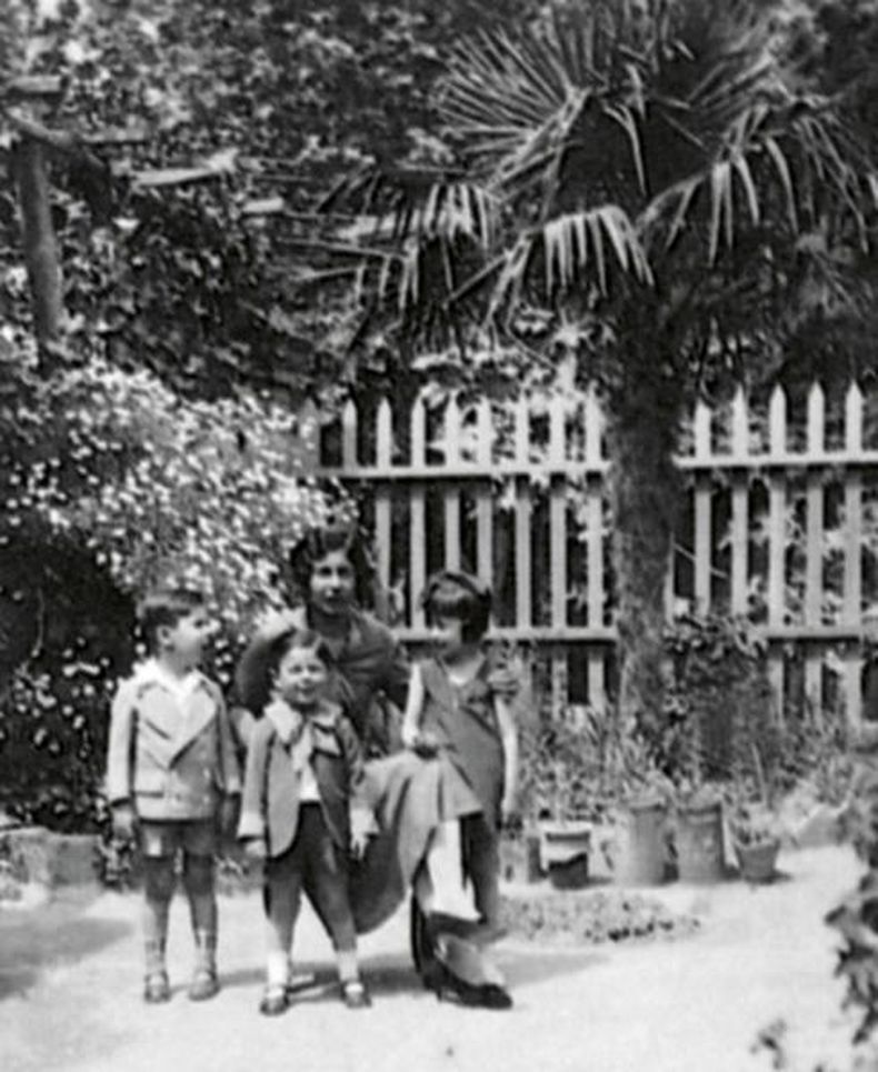 Julio Le Parc con su madre y sus hermanos.