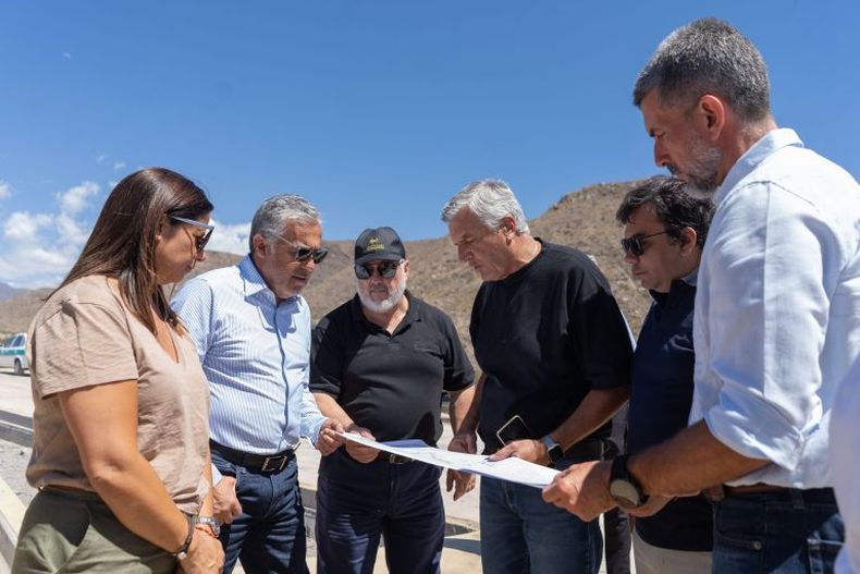 El Gobernador Alfredo Cornejo visitó las obras de renovación del circuito de El Challao junto a los intendentes Ulpiano Suarez y Francisco Lo Presti.&nbsp;