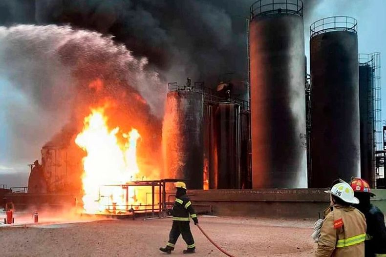 Neuquén: al menos tres muertos por la explosión en una refinería de Plaza Huincul.