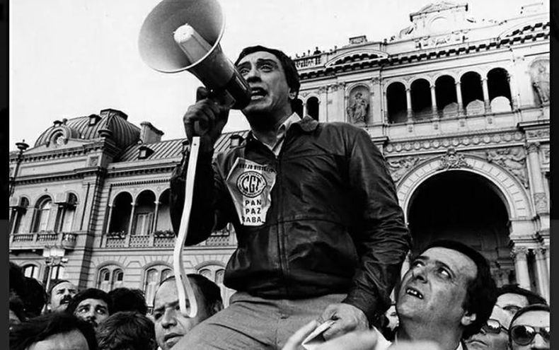Saul Ubaldini en aquella multitudinaria marcha del 30 de Marzo de 1982. ¿La pelea? la misma de hoy con el programa que lleva adelante Javier Milei.