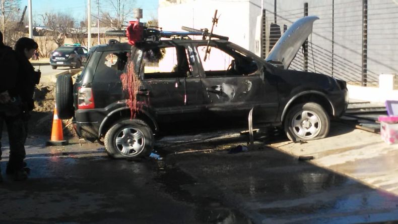 Un vehículo estacionado en la puerta también fué afectado en el incendio