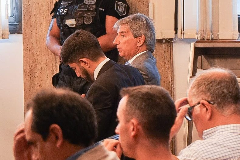 El equipo de abogados defensores que tiene&nbsp;Walter Bento&nbsp;y su familia en el juicio por coimas en la justicia federal, alegó este viernes por la mañana y pidió que el ex juez sea condenado a 5 años de cárcel con cumplimiento bajo un régimen de prisión domiciliaria.