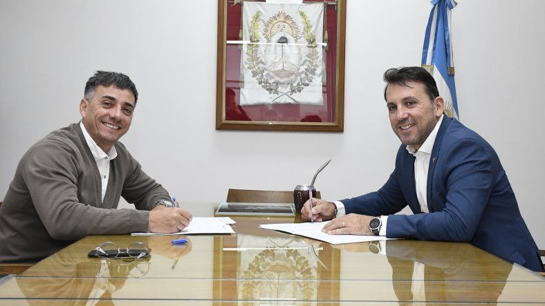 Firma del convenio entre Marcos Calvente y Tadeo García Zalazar. Firma del convenio entre Marcos Calvente y Tadeo García Zalazar.