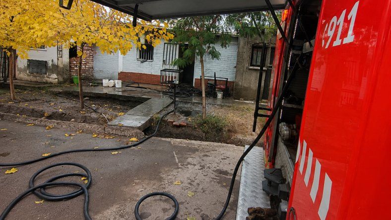 Terrible incendio en Guaymallén. De milagro no terminó en tragedia. Terrible incendio en Guaymallén. De milagro no terminó en tragedia.