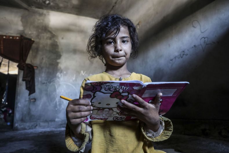 Beit Hanoun, en el norte de la Franja de Gaza, que está desplazada y refugiándose en un edificio de la Ciudad de Gaza. Conmemorado anualmente el 20 de junio, el Día Mundial de los Refugiados honra y celebra la fortaleza y valentía de los refugiados, personas obligadas a huir de sus tierras natales debido a conflictos, persecución o violaciones de los derechos humanos. Foto: NA