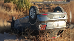 Así quedó el auto del hombre que se accidentó en Maipú.