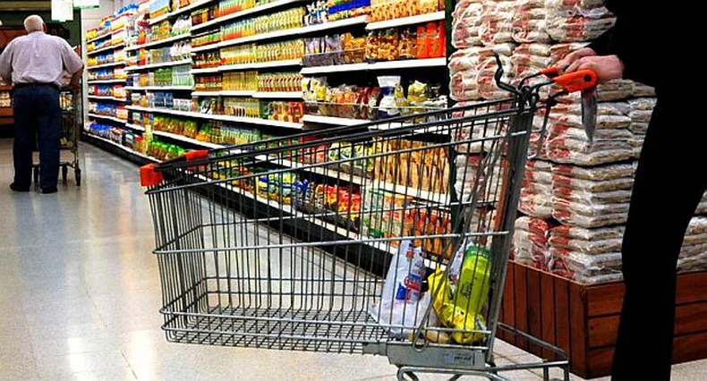 El consumo y los principales indicadores de la economía continúan en caída o congelados y contrastan con el relato del Gobierno