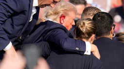 Donald Trump es retirado por guardias de seguridad tras ser atacado.&nbsp;