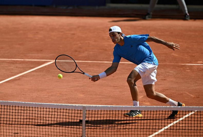 Francisco Cer&uacute;ndolo, uno de los dos tenistas argentinos que siguen en carrera en los Juegos Ol&iacute;mpicos de Par&iacute;s 2024