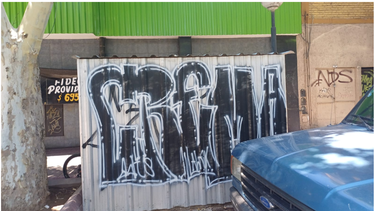 Espacio urbano: la mujer fue sancionada por hechos de grafitti en la Ciudad de Mendoza. El de la imagen es uno de ellos.