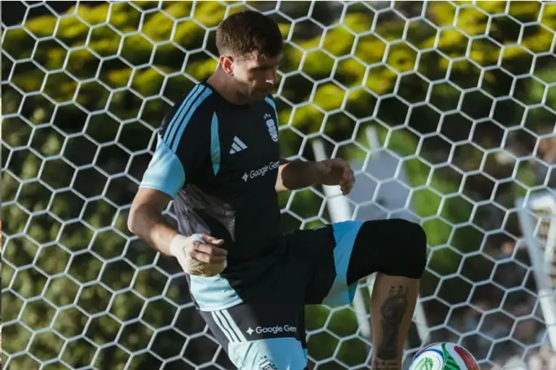 Emiliano Dibu Martínez continúa recuperándose de una fractura en su mano y encendió la atención en la previa del debut de la Selección Argentina en el Mundial 2026.