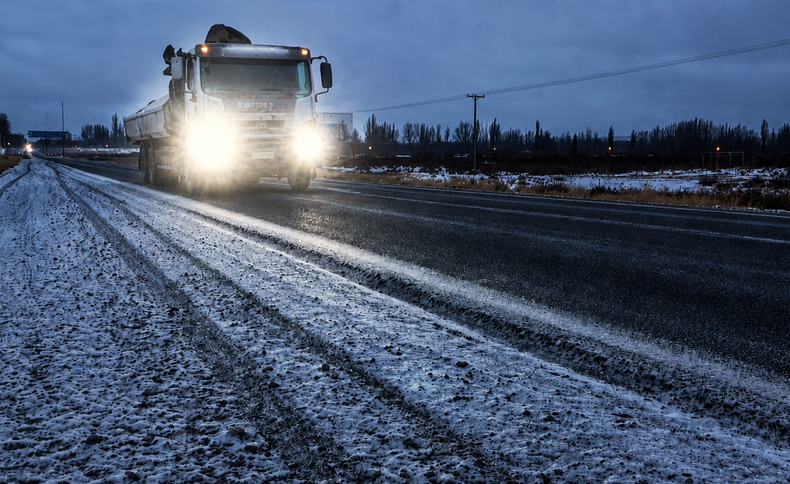 Formación de hielo y nieve acumulada en rutas y caminos.