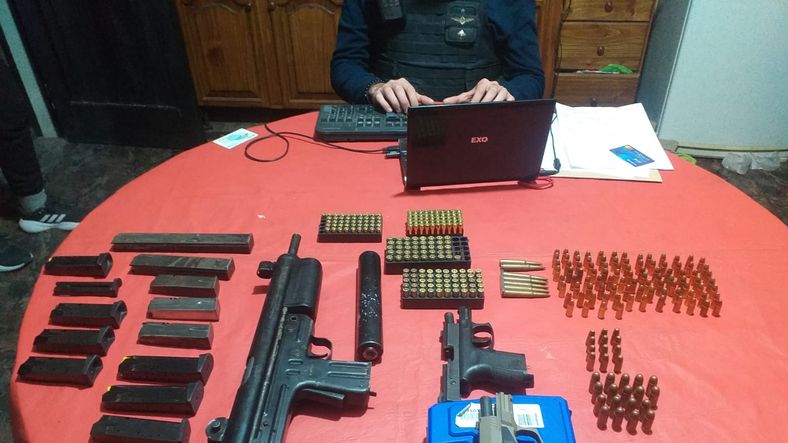 Secuestran un arsenal y droga en dos allanamientos
