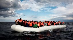 La ONU pidió rescatar con urgencia a 185 rohingyas náufragos.