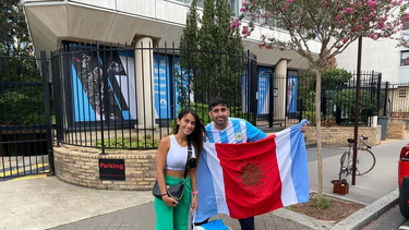 Un argentino le llev{o a Messi un regalo a su casa.