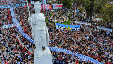 Miles de personas participan en el acto por el Día de la Memoria