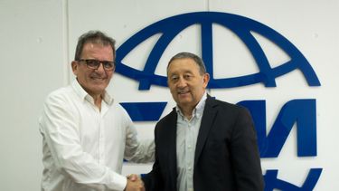 El presidente del Colegio de Agrimensura de Mendoza, Javier Oyhenart y el intendente Celso Jaque.&nbsp;