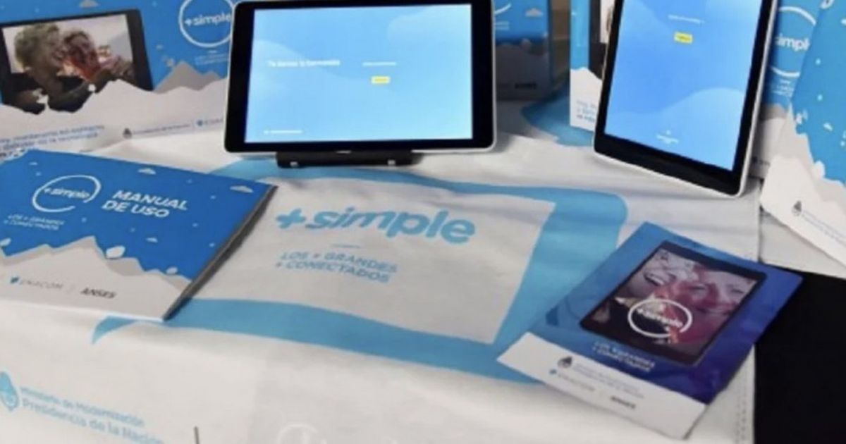 Trabajadores en blanco acceden a las tablets gratis de con un