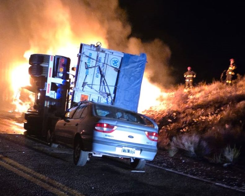 El accidente vial involucró a dos camiones y un auto. Ocurrió en Potrerillos. 