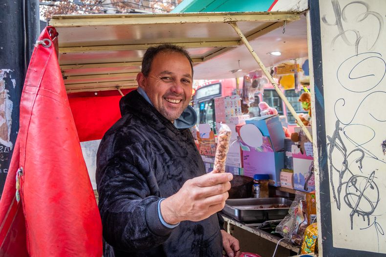 Ariel ofrece maní, gomitas, malvaviscos y hasta peluches en las veredas céntricas.