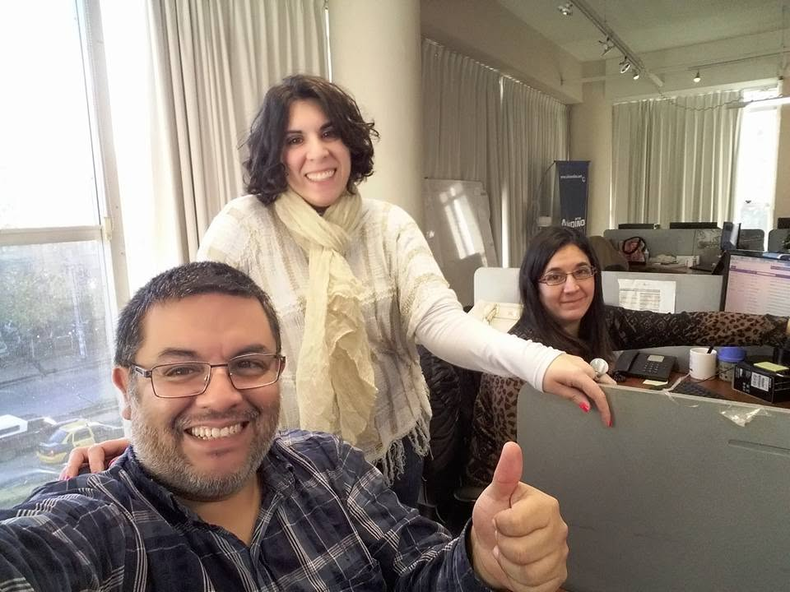 Rodrigo junto a sus compañeras Cecilia Zabala y Soledad Blat en la redacción de Sitio Andino. 