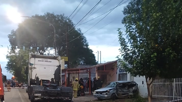 La víctima impactó contra la parte trasera de un camión que estaba estacionado frente al club Los Barriales de Junín.