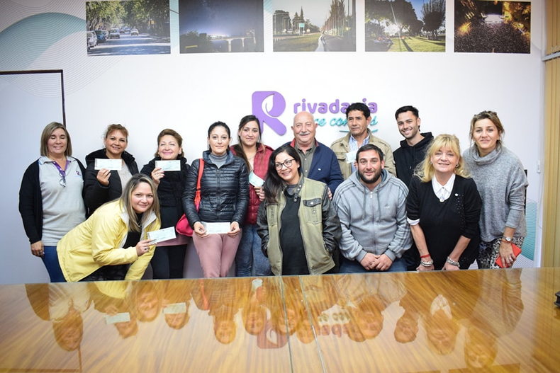 La Municipalidad de Rivadavia hizo entrega de los cheques a los emprendedores.
