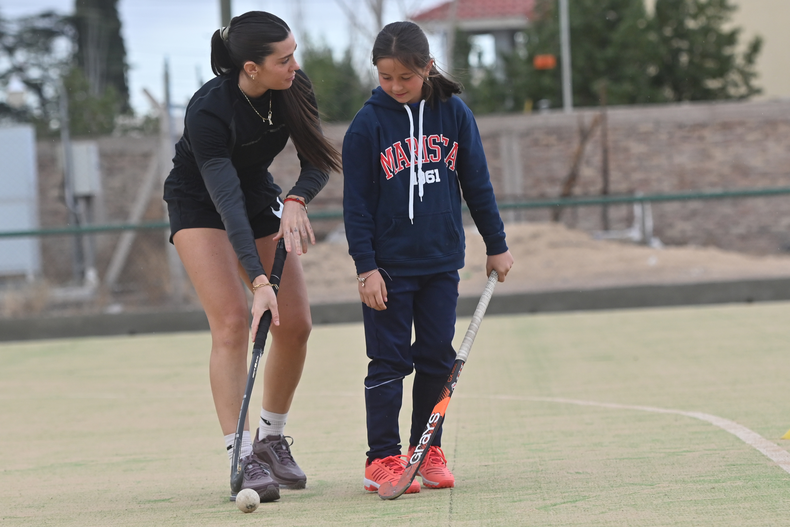 Agustina Albertario compartió una jornada de entrenamiento y aprendizaje con jóvenes jugadoras del hockey mendocino.