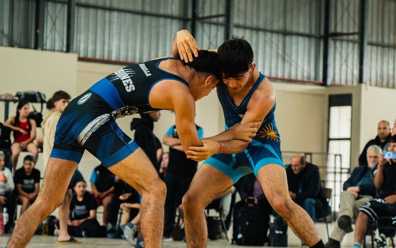 Los representantes de lucha del Liceo Militar General Espejo compartieron entrenamientos con luchadores de distintas provincias en San Juan.