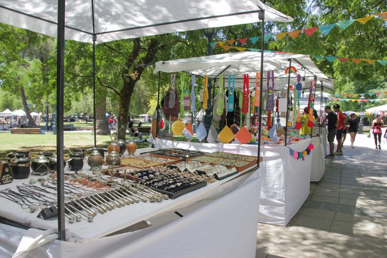 Comenzó en la Plaza Independencia el Encuentro Nacional de Artesanías
