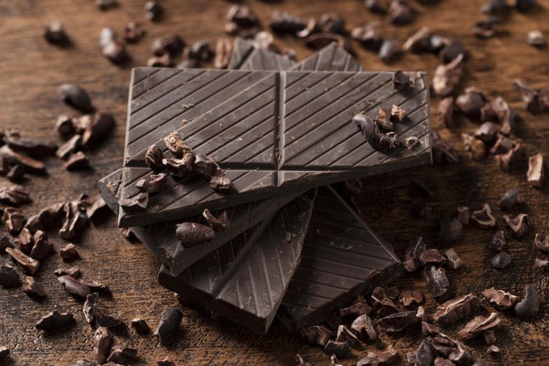 Una dosis de 2 a 4 cuadraditos de una tableta de chocolate es suficiente