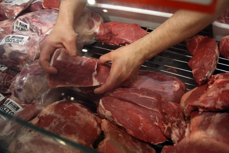 La falta de oferta y la demanda exportadora presiona sobre el ganado en pie y el aumento llega rápido a la carne en el mostrador