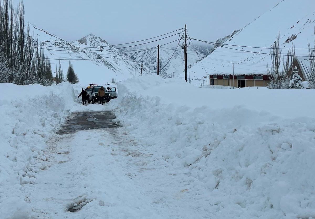 Hay 1550 camiones varados por la nieve en Alta Montaña: preparan operativo para cuando reabra el paso.