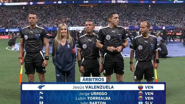 Morena Beltrán junto a los árbitros en el debut de Argentina por Copa América.