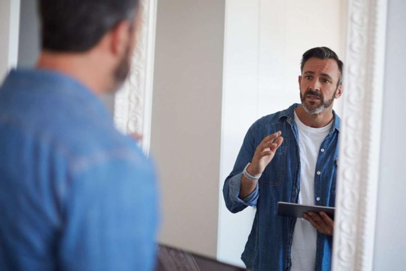 Hablar solo y en voz alta: qué significado le da la psicología a este fenómeno
