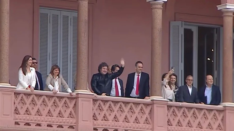 Javier Milei llevó a su gabinete al balcón de la Rosada para saludar la gente.