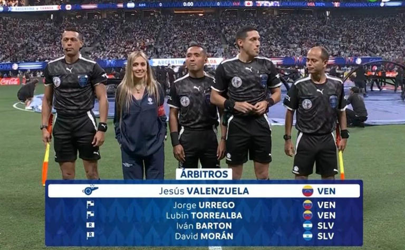 Morena Beltrán junto a los árbitros en el debut de Argentina por Copa América.