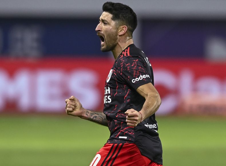 Casco anota el primero de River ante Barracas Central.